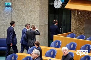 Брюинс (в центре справа) упал в обморок в парламенте 18 марта