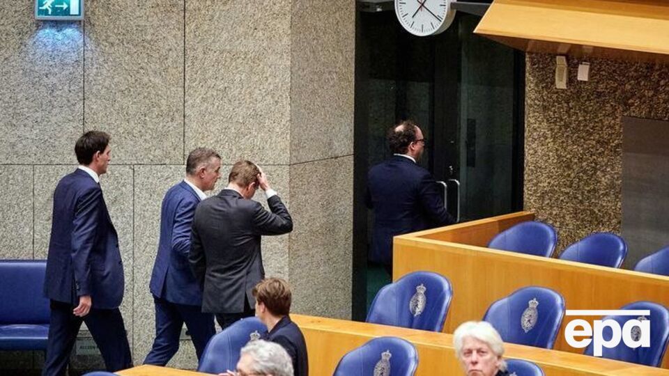 Брюинс (в центре справа) упал в обморок в парламенте 18 марта