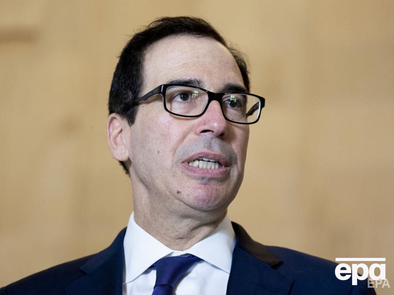 Мнучин сказал, что если кризис продолжится, через шесть недель американцы получат еще один транш помощи