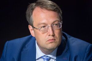 Барселона. Наші дні. Медики аплодують поліцейським, а поліцейські – медикам