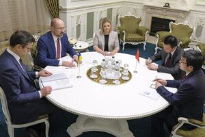Шмигаль обговорив телеміст із послом КНР Фан Сяньжуном (навпроти)