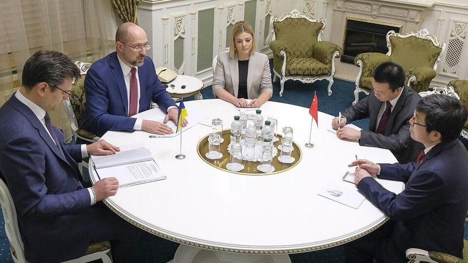 Шмигаль обговорив телеміст із послом КНР Фан Сяньжуном (навпроти)