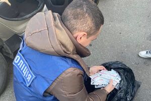 У чоловіка вилучили приблизно 300 тестів