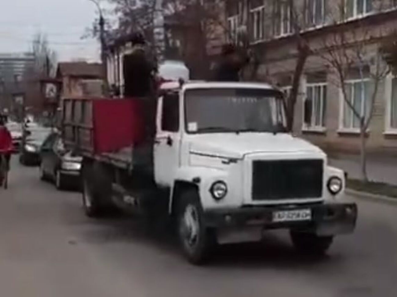 Священнослужители опрыскивали водой улицы