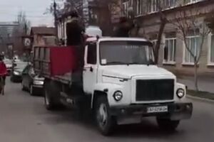 Священнослужителі кропили водою вулиці