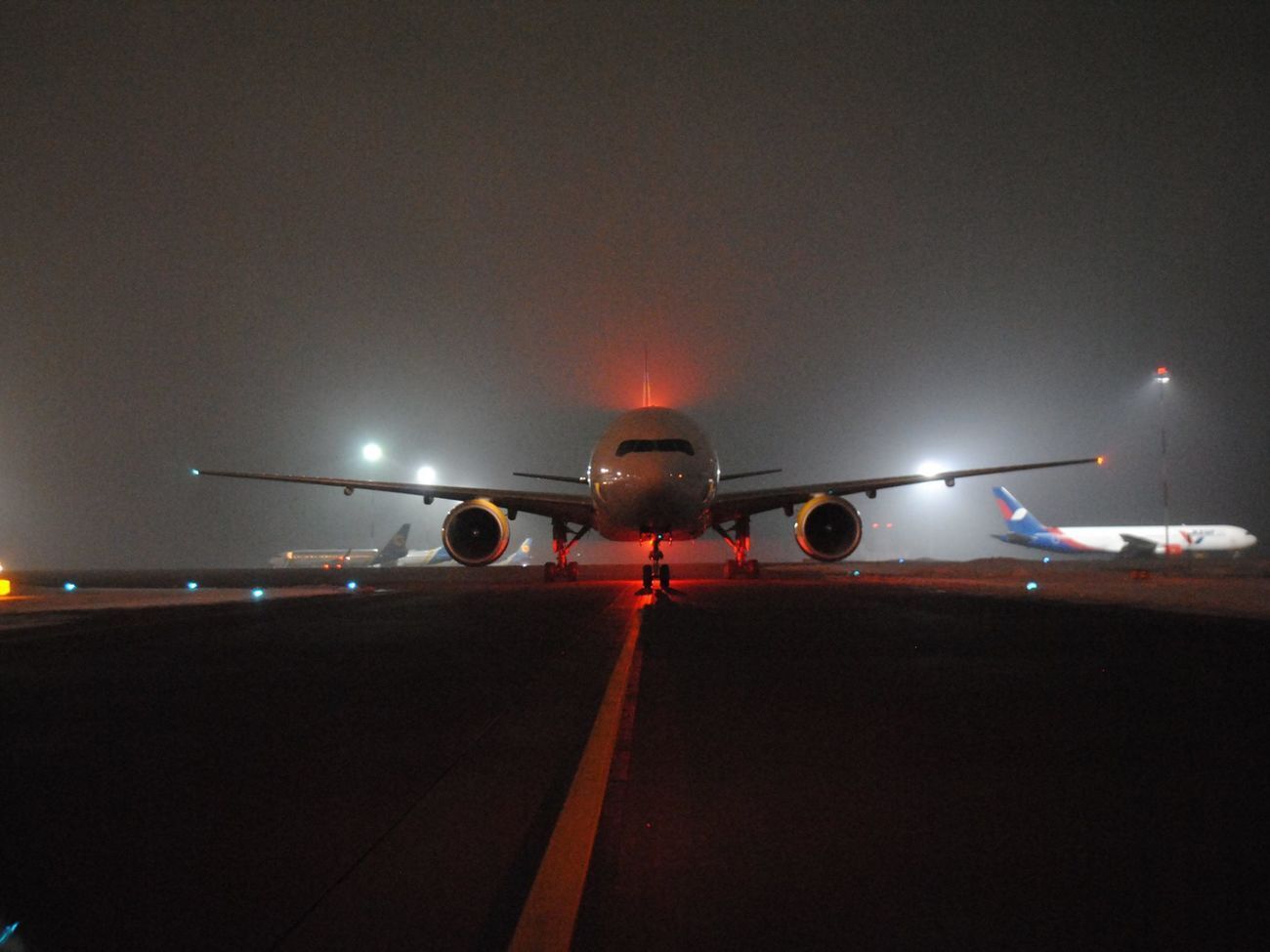 Україна і низка країн закрили авіасполучення