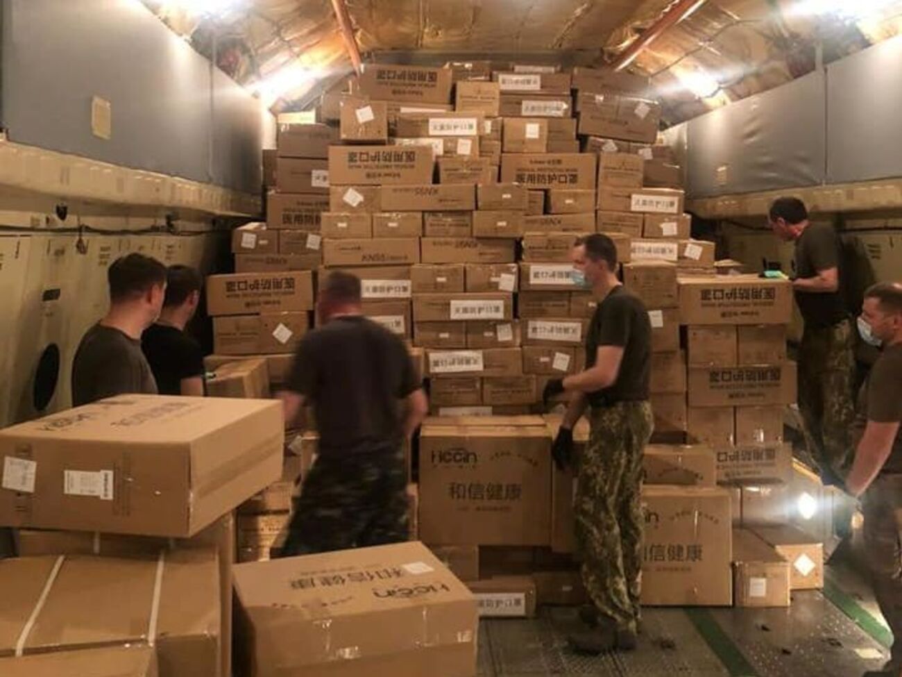 У доправленні бере участь військовий літак