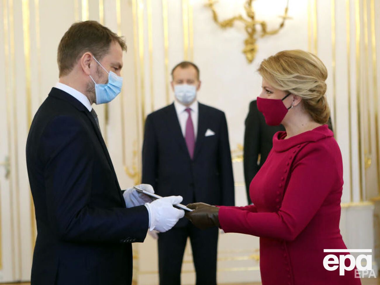 Новое правительство Словакии приведено к присяге, все министры – в перчатках и масках. Фоторепортаж