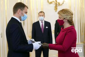 Новое правительство Словакии приведено к присяге, все министры – в перчатках и масках. Фоторепортаж