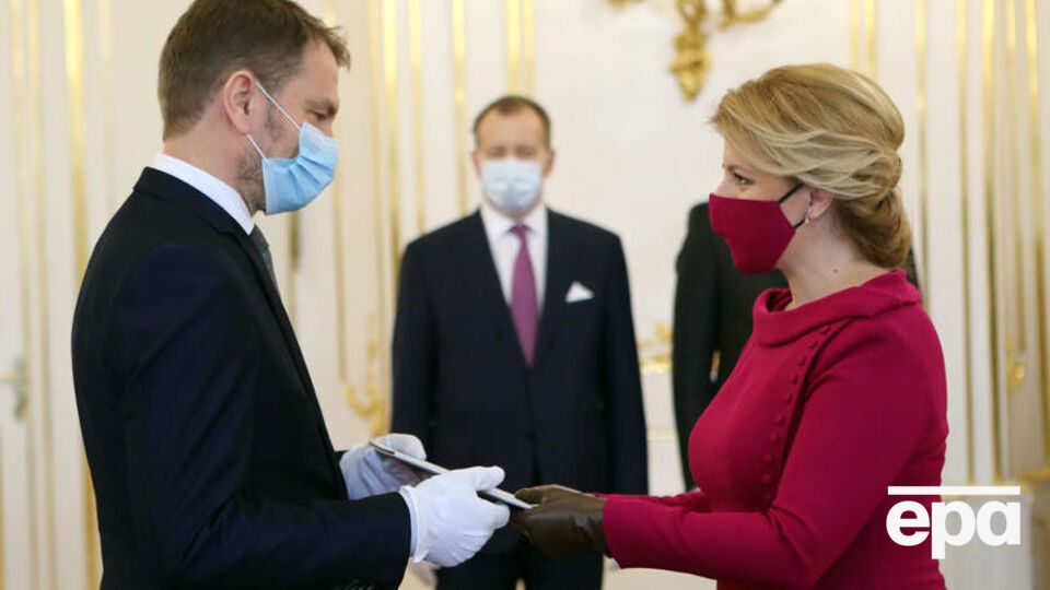 Новое правительство Словакии приведено к присяге, все министры – в перчатках и масках. Фоторепортаж