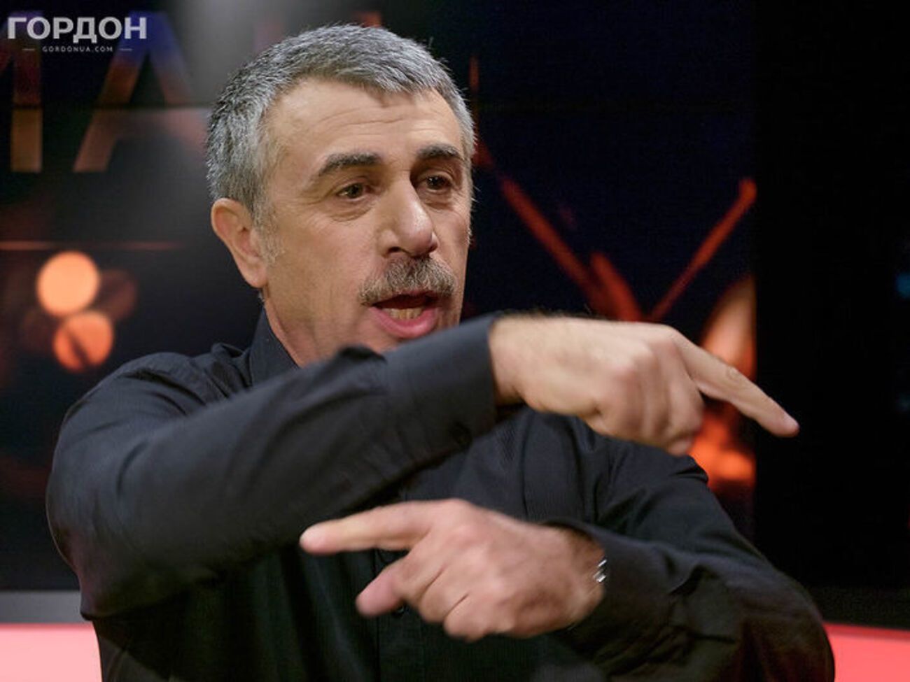 Комаровский: Вы&nbsp;кучу тестов привезли, а теперь скажите, пожалуйста: а к каждому этому тесту есть респиратор для того, кто будет этот мазок брать?