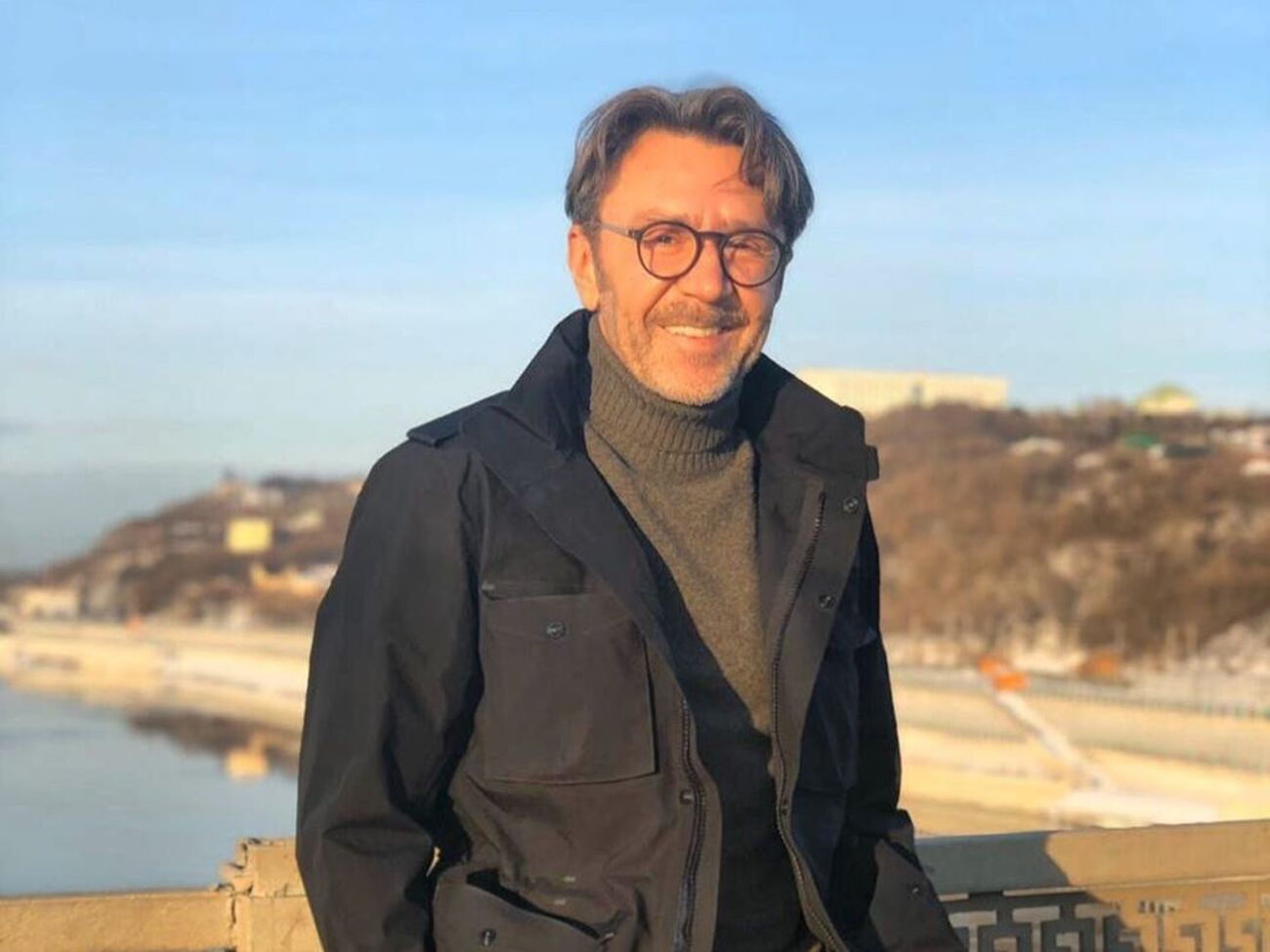 Шнуров:&nbsp;Мы гордимся всей Россией, есть в сердцах горение.&nbsp;Это вклад наш непосильный в&nbsp;здравоохранение