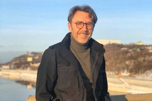 Шнуров: "Мы гордимся всей Россией, есть в сердцах горение. Это вклад наш непосильный в здравоохранение"