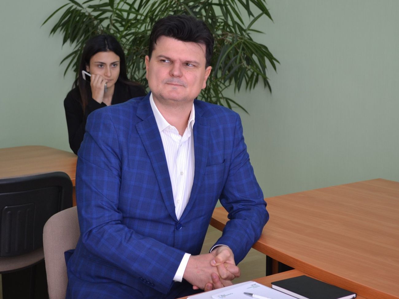 Горбенко повідомив, що протягом останніх місяців за кордон не їздив, з інфікованим депутатом не спілкувався