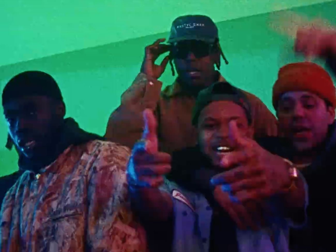 Действие ролика происходит на вечеринке