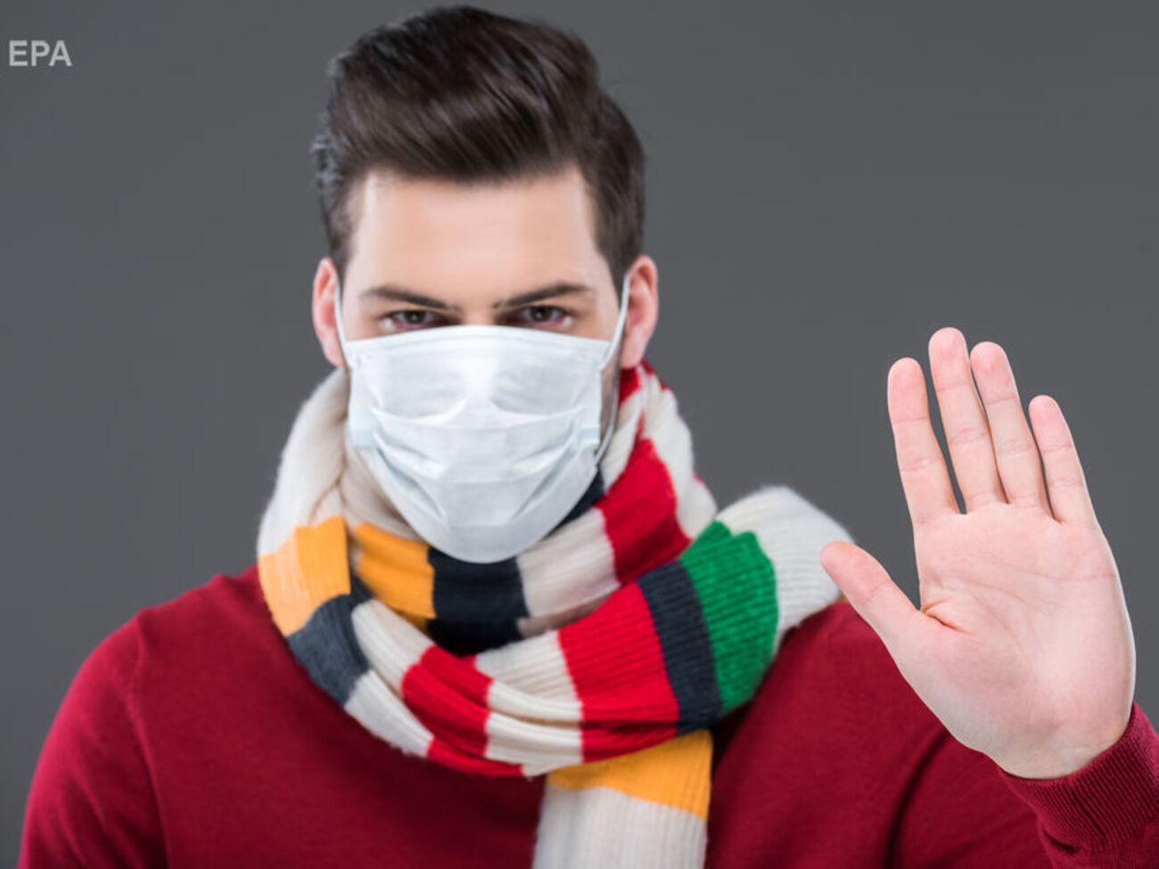 Маску следует надевать только чистыми руками