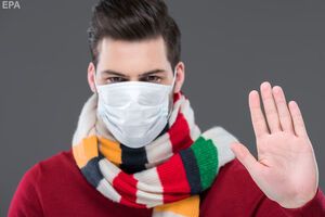 Маску следует надевать только чистыми руками