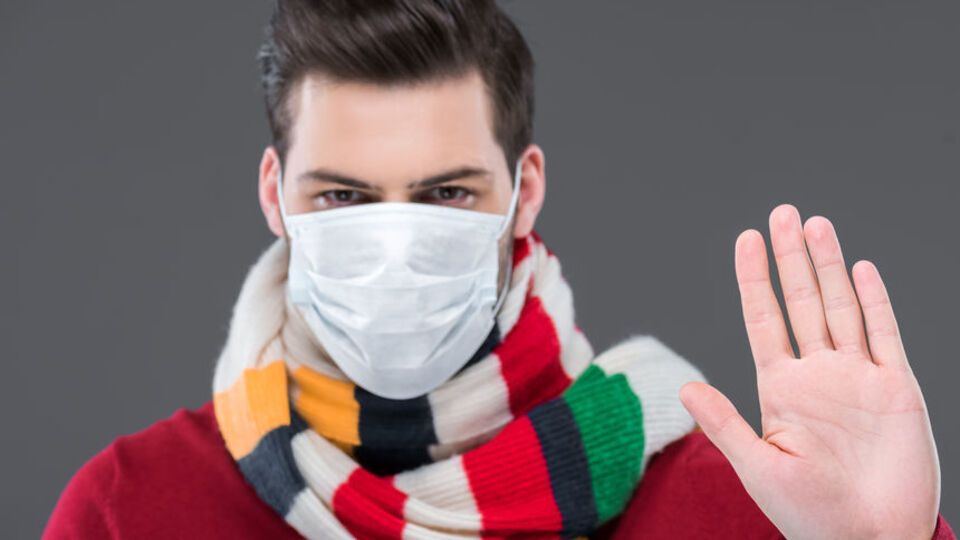 Маску следует надевать только чистыми руками