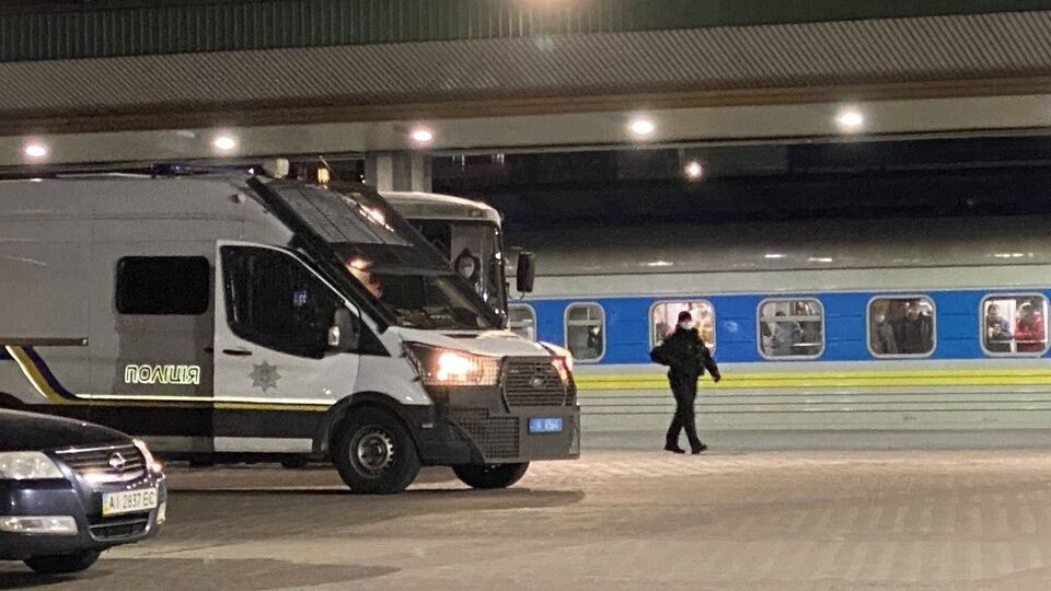 Пасажирів поїзда відпустили через кілька годин після прибуття