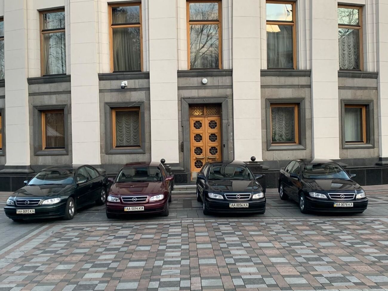 21 марта аппарат Верховной Рады передал больницам первые четыре автомобиля