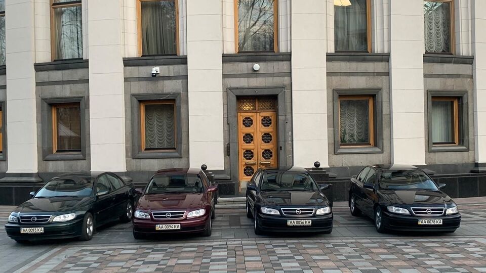 21 марта аппарат Верховной Рады передал больницам первые четыре автомобиля