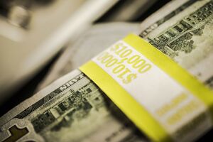 У НБУ зазначають, що попит на валюту з боку фізичних осіб знизився