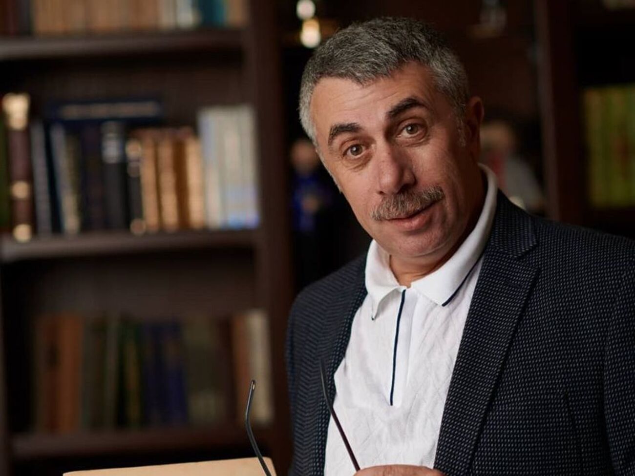 Комаровський: Коли в тебе потужні силовики і треба терміново розігнати людей по хатах, ізолювати, це спрацьовує