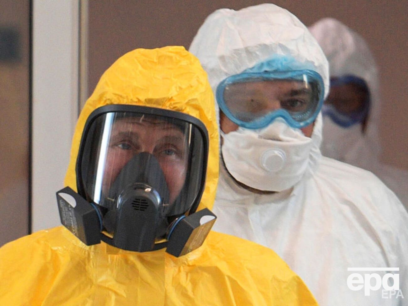 Путина в маске и комбинезоне пустили к больным