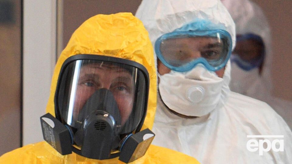 Путина в маске и комбинезоне пустили к больным