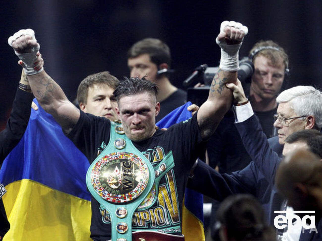 Усик розпочав кар'єру у 2013 році