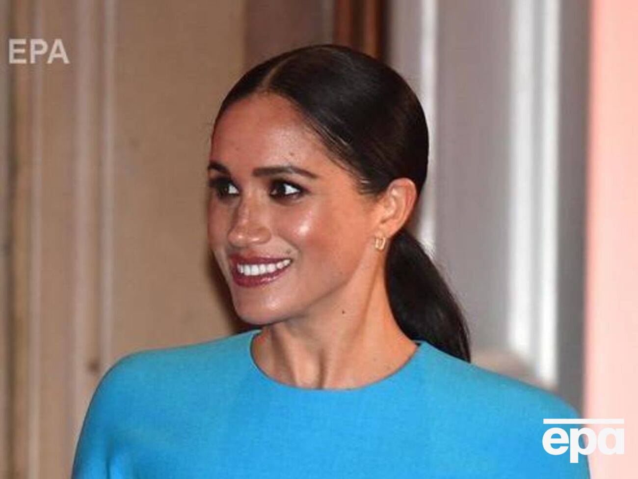 К герцогине Меган обратились в радиоэфире