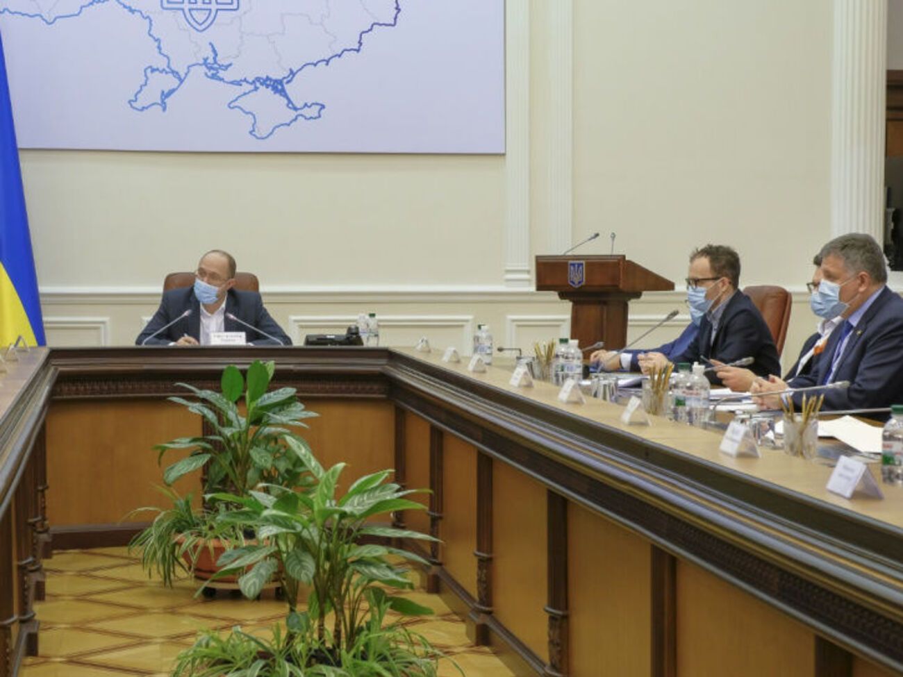 Карантин було введено в Україні до 3 квітня, але уряд продовжив його до кінця місяця