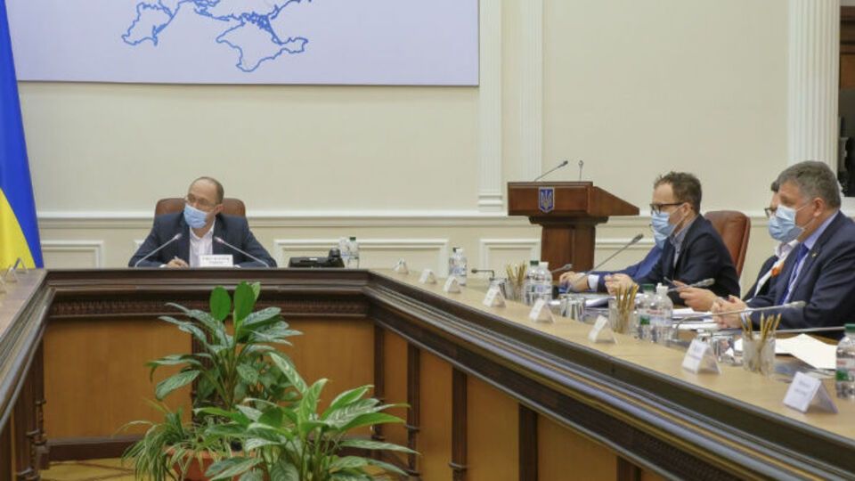 Карантин було введено в Україні до 3 квітня, але уряд продовжив його до кінця місяця