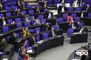 Во время заседания депутаты Бундестага держались на дистанции друг от друга