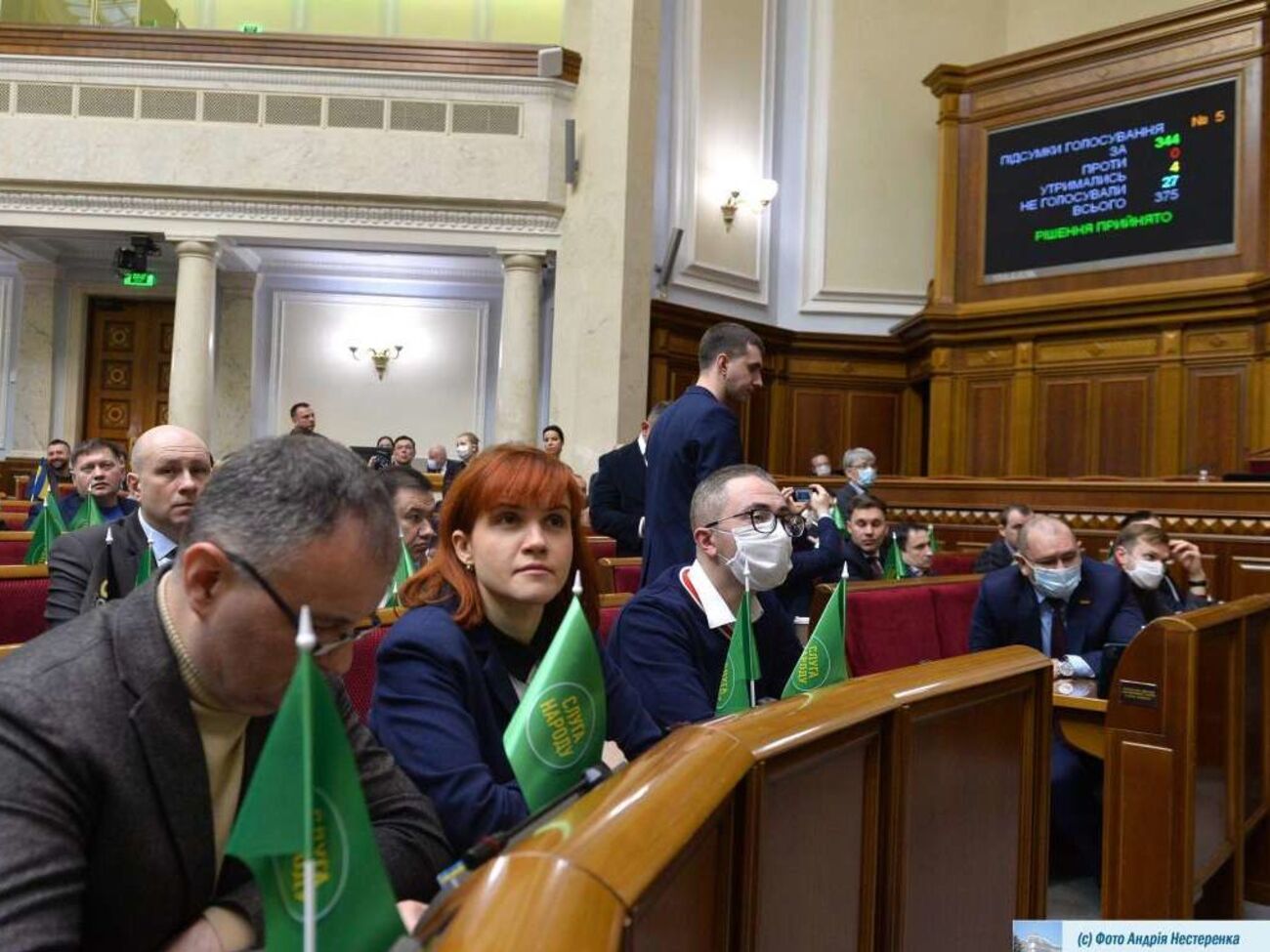 Во время следующего заседания Рады всех нардепов обяжут надеть маски и перчатки, говорят в "Слуге народа"