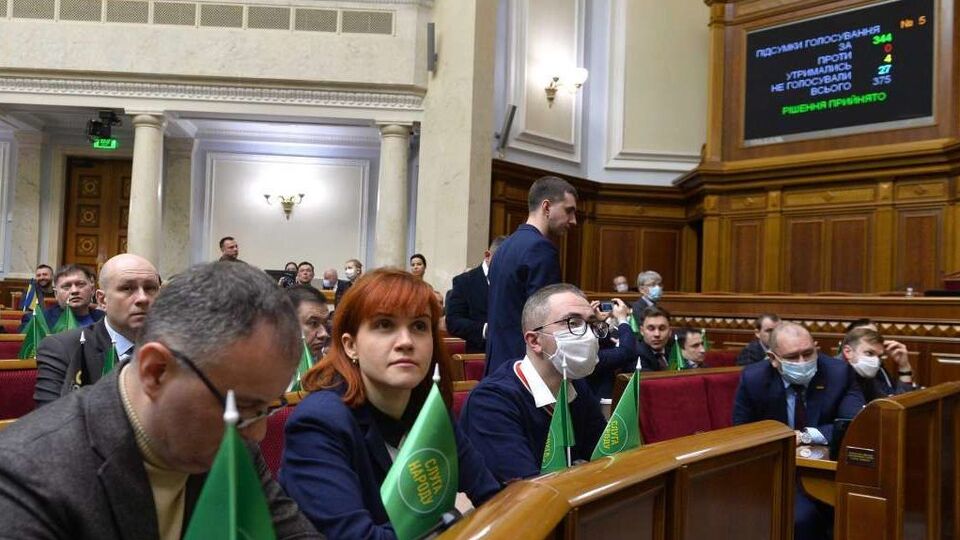 Во время следующего заседания Рады всех нардепов обяжут надеть маски и перчатки, говорят в "Слуге народа"