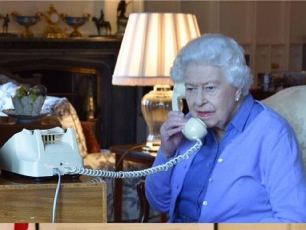 Єлизавета II спілкується з прем'єр-міністром за допомогою стаціонарного телефона