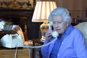 Єлизавета II спілкується з прем'єр-міністром за допомогою стаціонарного телефона