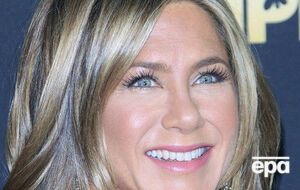 По словам колориста, его клиентка – актриса Дженнифер Энистон во время карантина ухаживает за волосами самостоятельно