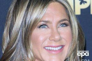 По словам колориста, его клиентка – актриса Дженнифер Энистон во время карантина ухаживает за волосами самостоятельно