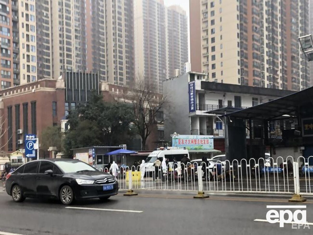 Власти закрыли рынок&nbsp;"Хуанань" (на фото справа) 1 января после появления новостей о вспышке болезни&nbsp;&nbsp;