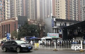 Власти закрыли рынок "Хуанань" (на фото справа) 1 января после появления новостей о вспышке болезни