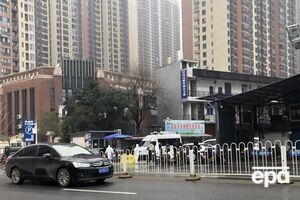 Влада закрила ринок "Хуанань" (на фото праворуч) 1 січня, після появи новин про спалах хвороби