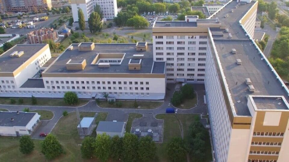 За словами журналістів, у лікарів немає захисних костюмів, масок, окулярів