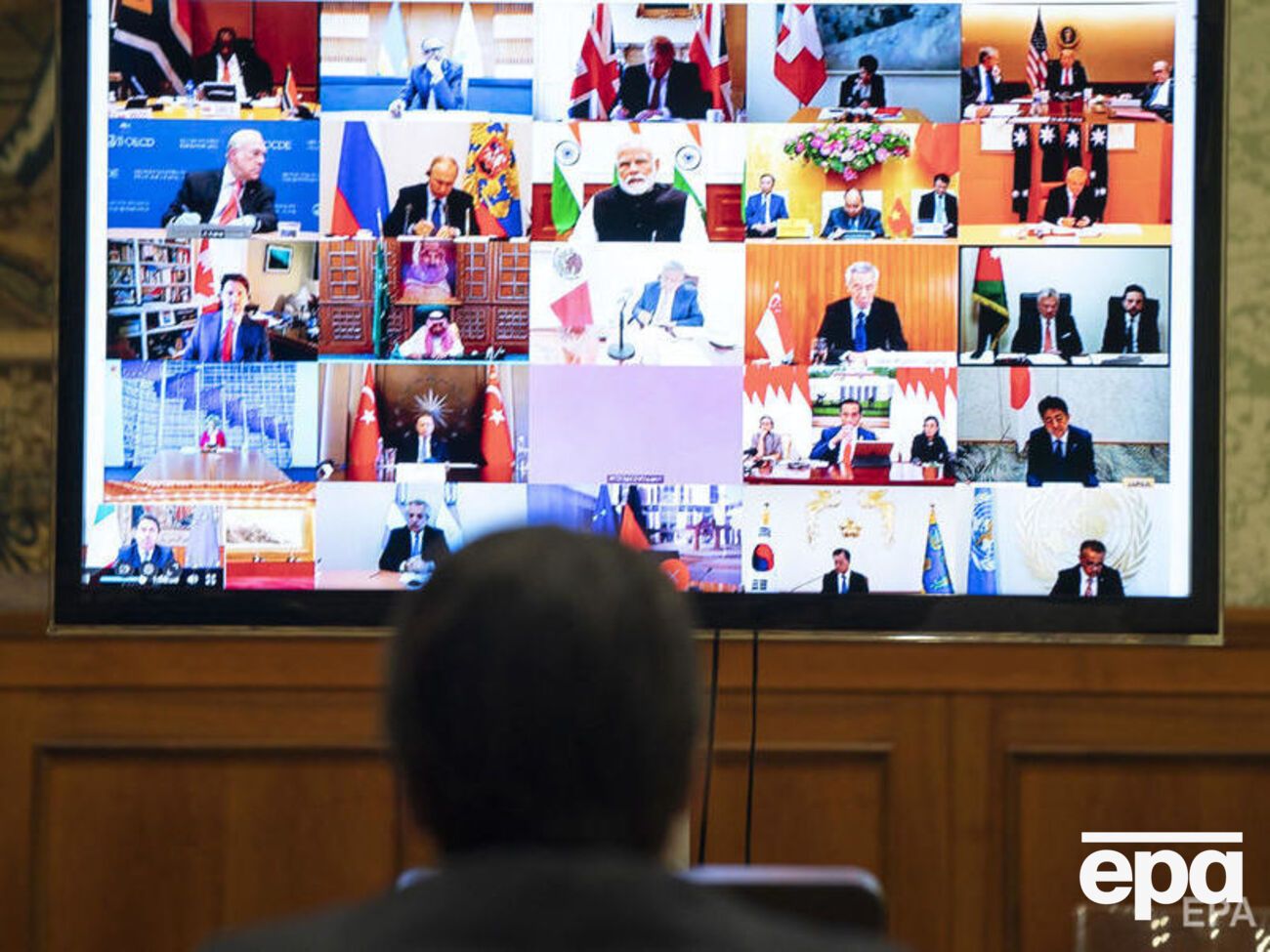 Премьер-министр Италии Джузеппе Конте наблюдает за участниками саммита