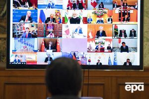 Премьер-министр Италии Джузеппе Конте наблюдает за участниками саммита