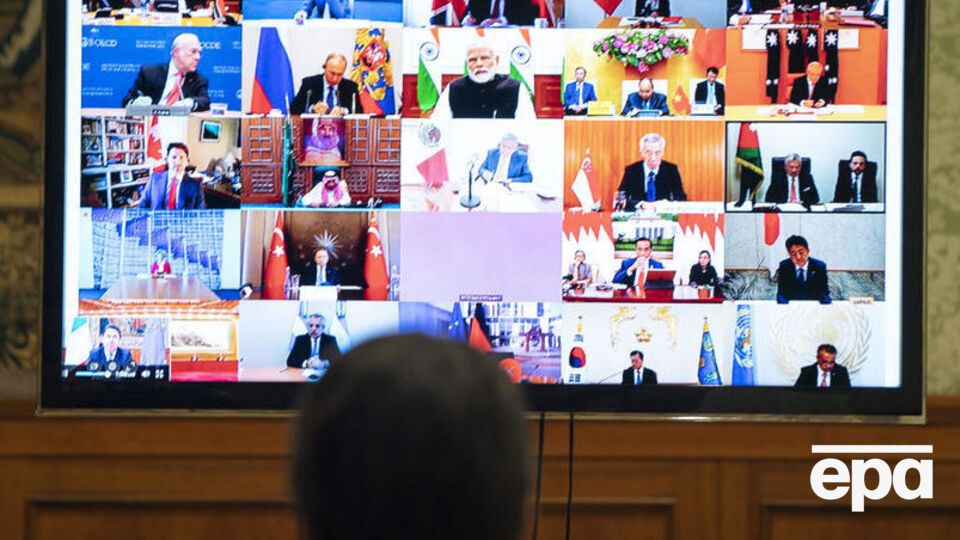 Премьер-министр Италии Джузеппе Конте наблюдает за участниками саммита