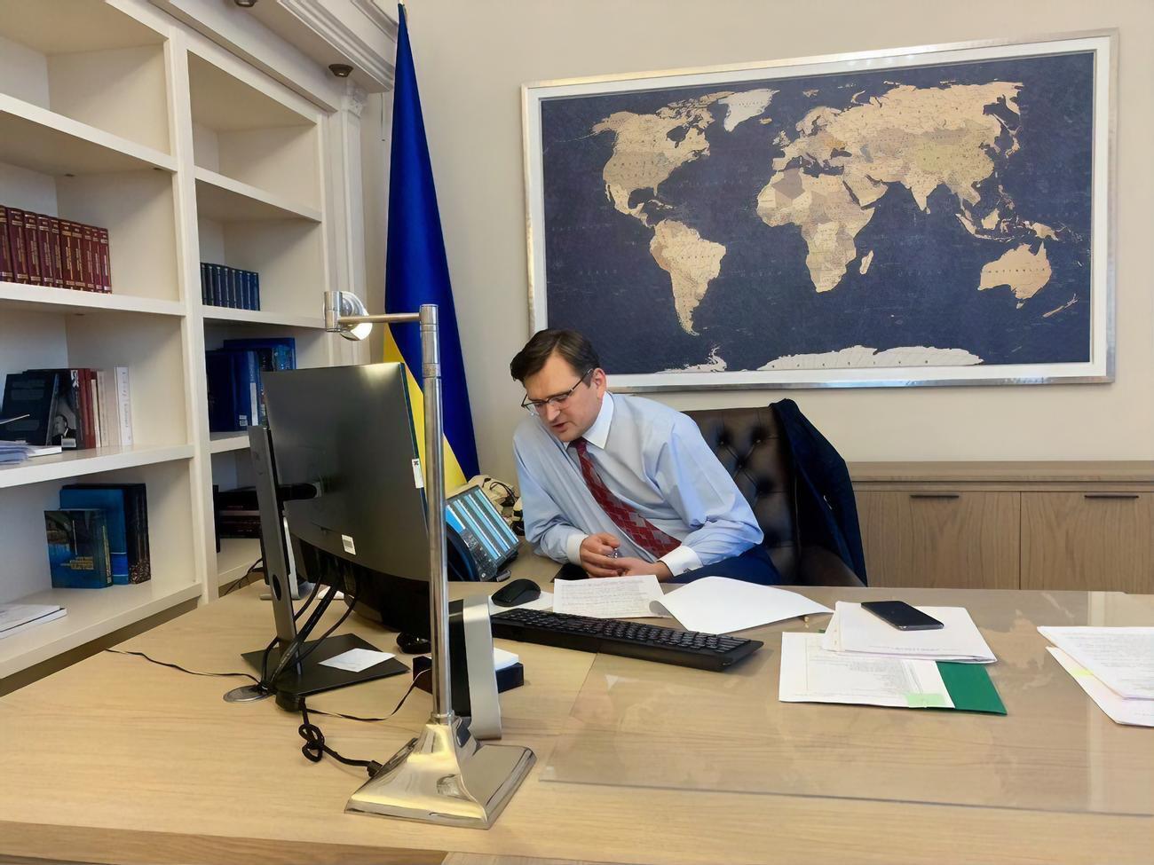 Кулеба провів телефонну розмову з австрійським колегою