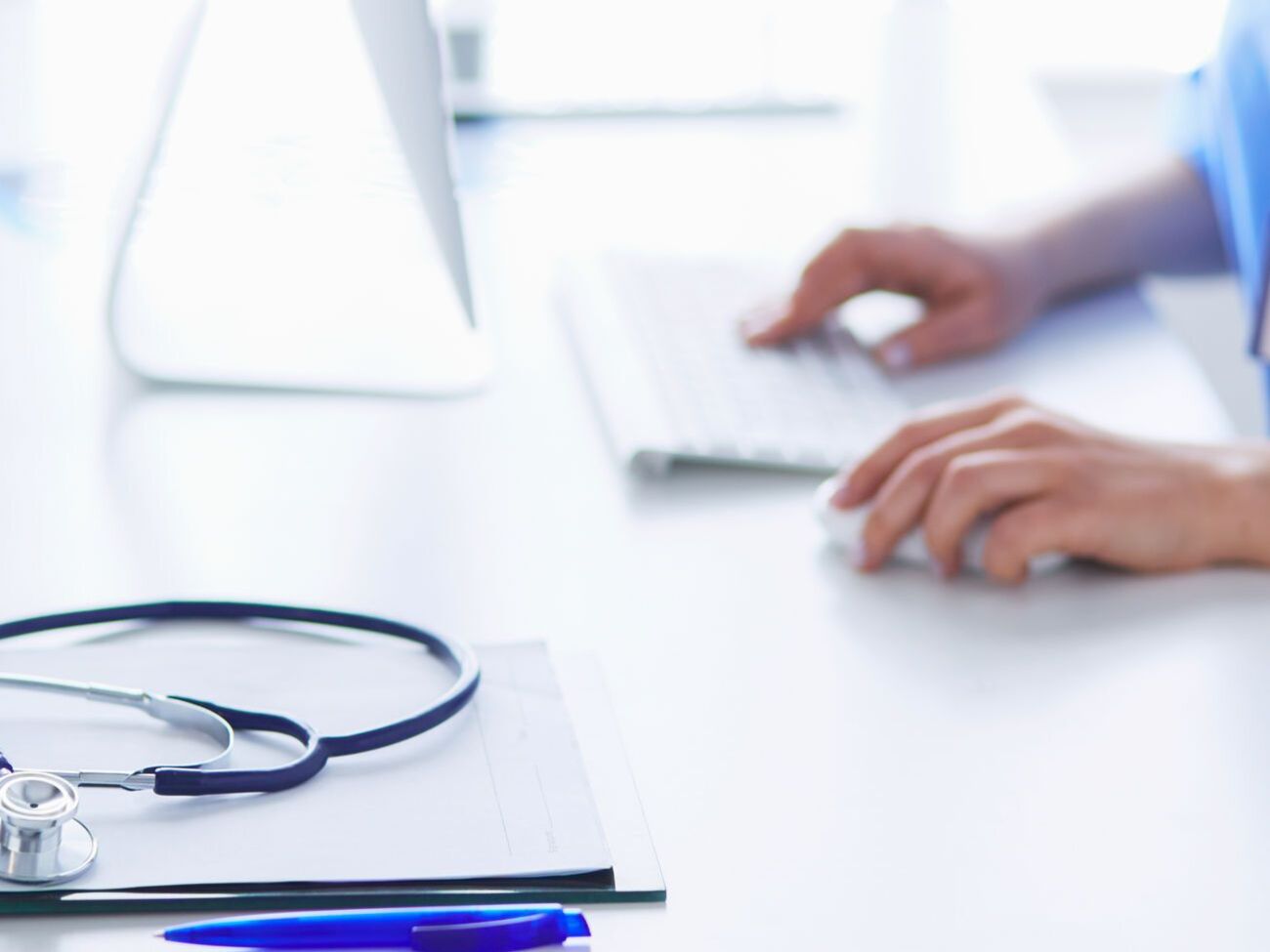 У разі появи симптомів коронавірусу потрібно відразу ж зателефонувати сімейному лікареві, підкреслив Ляшко