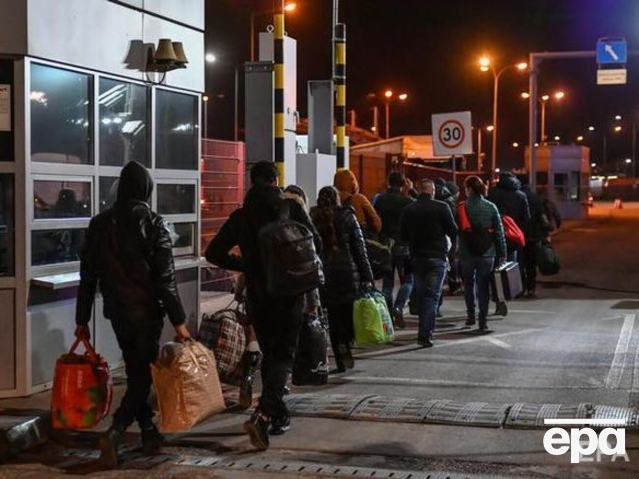 Громадяни, які повертаються в Україну, підписують зобов'язання про самоізоляцію